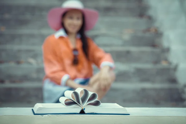 Young hipster girl reading her favorite book — Stock Photo, Image