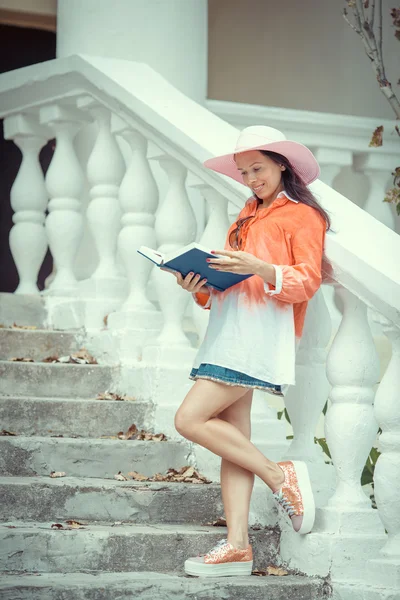 Jovem hipster menina lendo seu livro favorito — Fotografia de Stock
