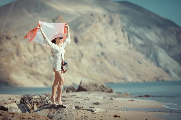 Porträt einer schönen unbeschwerten Frau, die mit der Sonne am Strand spaziert — Stockfoto