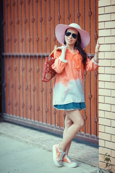 Belle jeune femme en chapeau élégant et lunettes de soleil posant outdo — Photo