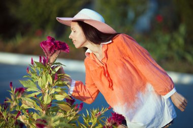  Modeli şık Aksesuar ve kıyafet giyiyor. Kız bir kenara