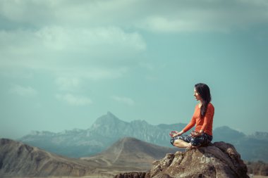 Kız yoga okyanus, ağaç poz bir arka plan üzerinde çalışmaktadır