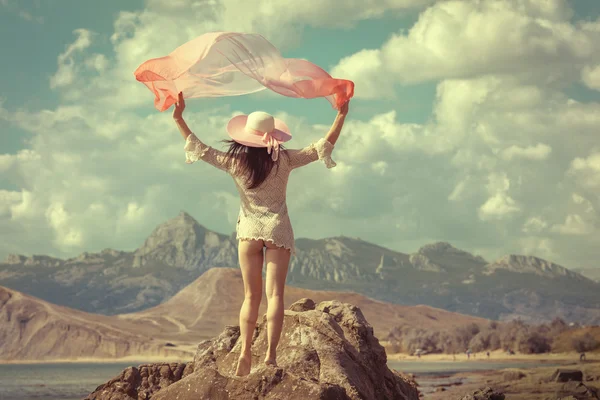 Mutlu kadın plaj tropikal tarafından yaz aylarında neşeli rahatlatıcı zevk