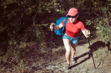 M üzerinde büyük taşlar üzerinde duran sırt çantası ile genç yolcusu