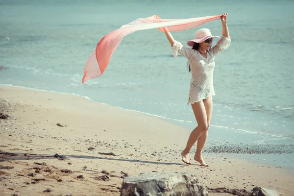 Retrato de uma bela mulher despreocupada andando na praia com sol — Fotografia de Stock