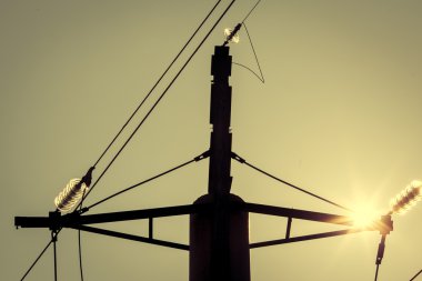 Yüksek voltajlı elektrik direğinin silueti