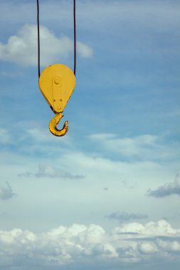 İzole siyah ve sarı vinç kanca çelik CLI ile asılı