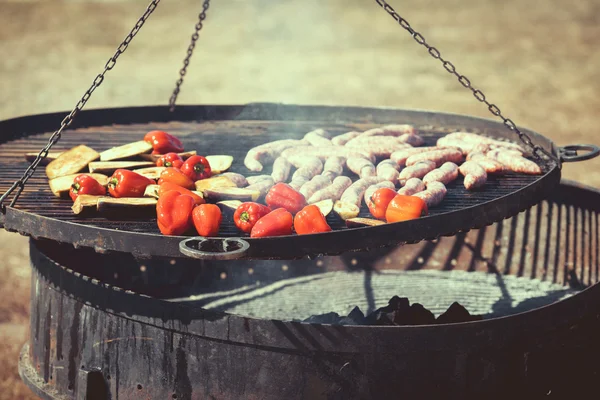 Assortiment van barbecue op de grill — Stockfoto