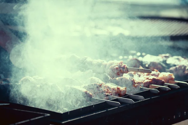 Auswahl an Grills auf dem Grill — Stockfoto