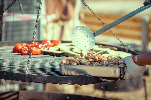 Man koken op de barbecue voor het familiediner — Stockfoto