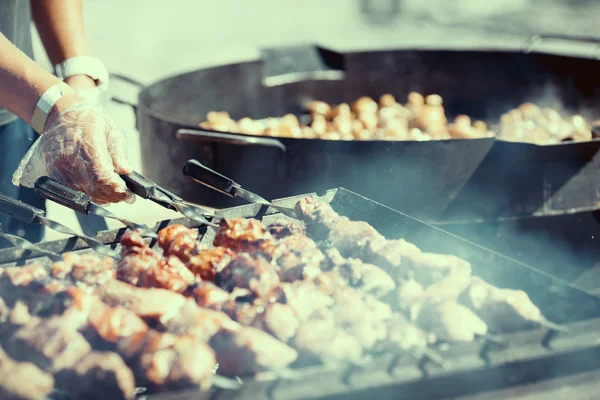 Assortiment van barbecue op de grill — Stockfoto