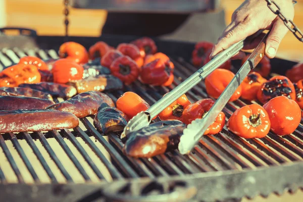 Man koken op de barbecue voor het familiediner — Stockfoto