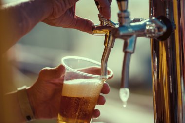 bira barmen el dokunun bir fıçı bira bira döküyor