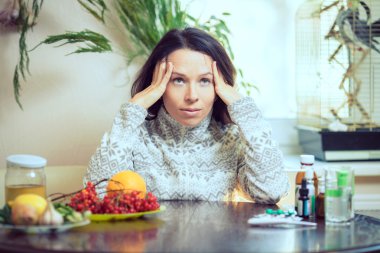 Kız hap ve meyveler arasında seçer