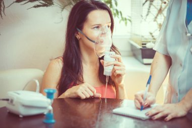 Genç kadın doktor veya hemşire hasta alarak