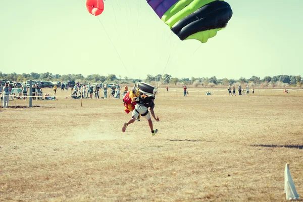 Man do some fold parachute arter landing his Paramotor in beace — Stock Photo, Image