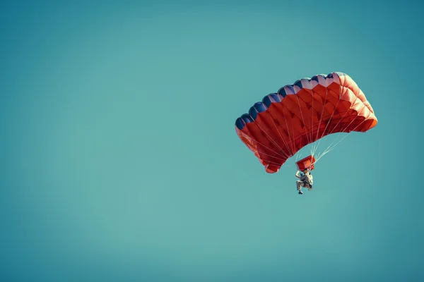 Skydiver στο πολύχρωμο αλεξίπτωτο σε καθαρό ηλιόλουστο ουρανό. — Φωτογραφία Αρχείου