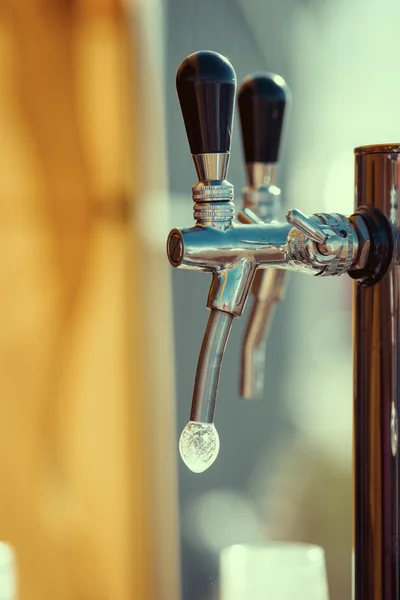 Close up de linhas de cerveja para cerveja rascunho em restaurante . — Fotografia de Stock