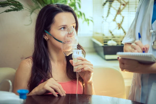 Ragazza che fa l'inalazione, respirare attraverso il trattamento inalatore di — Foto Stock