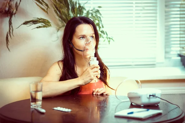 Niña haciendo inhalación, respirar a través del tratamiento inhalador de — Foto de Stock