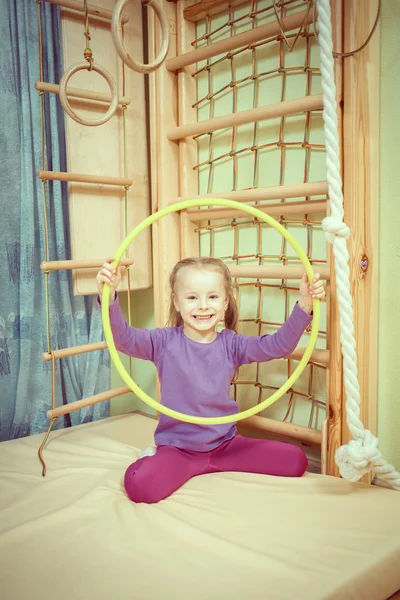 5 jaar oud sportuitrusting kind spelen op — Stockfoto