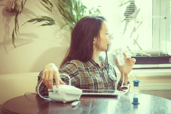 Mädchen macht Inhalation, Atmung durch die Inhalator-Behandlung von — Stockfoto