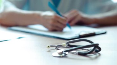Tıbbi reçete boş kağıt formu doktor stetoskop ve çalışma tablosu üzerinde yazmak için kalem ile hasta kaydının / Resepsiyon: boş Rx evrak hastanede Doktor notu / klinik ofis Interio