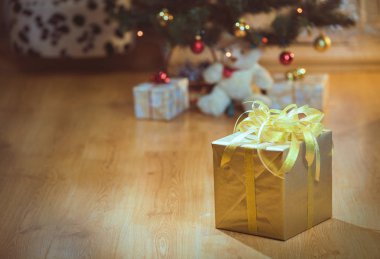 Kahverengi kağıt üzerinde şık Noel hediye kutusu görüntüler