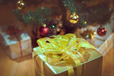 Kaydırılan Noel hediyeleri Noel ağacı altında
