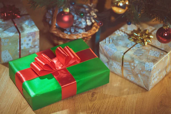 Regali di Natale avvolti sotto un albero di Natale — Foto Stock