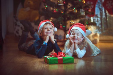  Sıcak sıcak kış akşam evde.