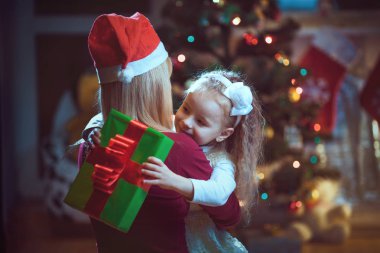  Sıcak sıcak kış akşam evde.