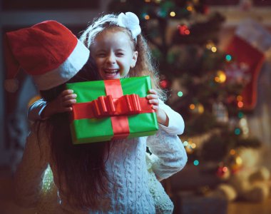  Sıcak sıcak kış akşam evde.