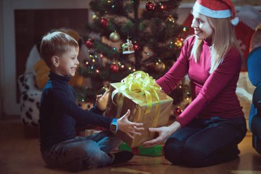  Sıcak sıcak kış akşam evde.