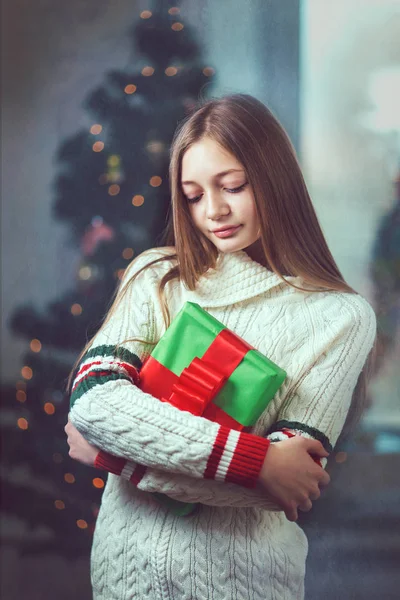 Beautiful Happy Girl with Christmas Gift.now — стоковое фото