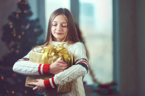 Beautiful Happy Girl with Christmas Gift.now — стоковое фото