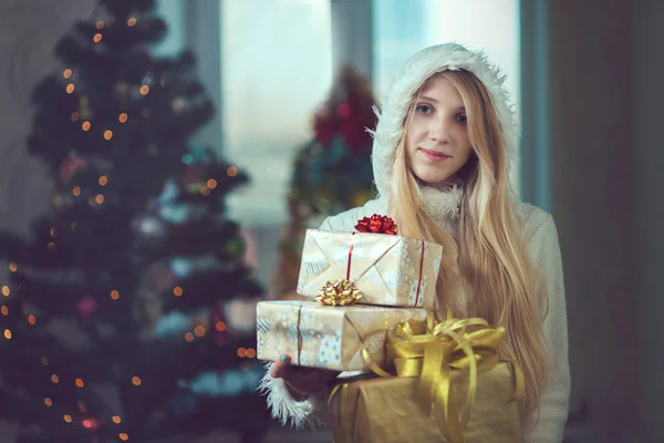 Schöne glückliche Mädchen mit Weihnachtsgeschenk. Schnee — Stockfoto