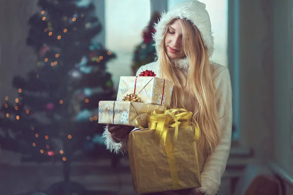 Όμορφο ευτυχισμένο κορίτσι με χριστουγεννιάτικα Gift.Snow — Φωτογραφία Αρχείου