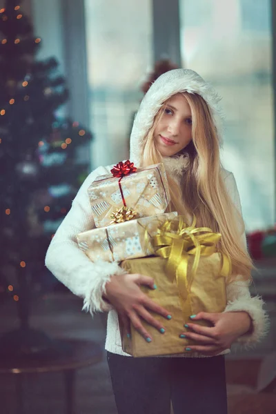 Vackra glad tjej med jul Gift.Snow — Stockfoto