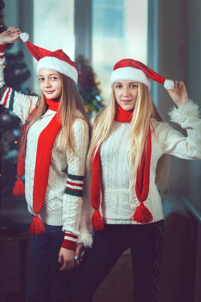 Молодые рождественские девушки улыбаются со счастливым выражением — стоковое фото