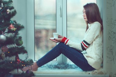 Dekorasyon ve ışıklar odasında, karlı wi ile Noel ağacı