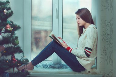 Dekorasyon ve ışıklar odasında, karlı wi ile Noel ağacı