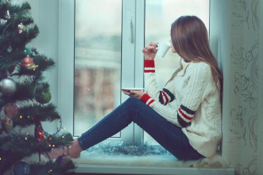 Dekorasyon ve ışıklar odasında, karlı wi ile Noel ağacı