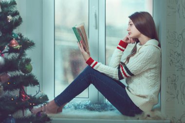 Dekorasyon ve ışıklar odasında, karlı wi ile Noel ağacı