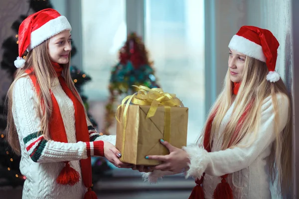 Две девушки перед елкой с подарками — стоковое фото