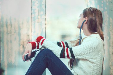 Dekorasyon ve ışıklar odasında, karlı wi ile Noel ağacı