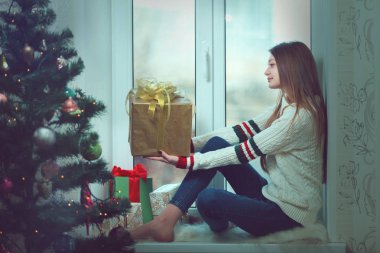 Dekorasyon ve ışıklar odasında, karlı wi ile Noel ağacı