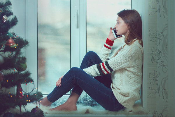 Рождественская елка с украшениями и огнями в комнате, снежный wi
