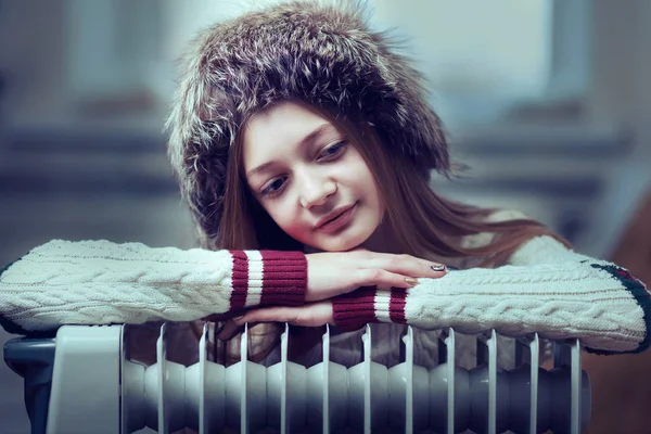 Langharige vrouw in de buurt van elektrische verwarmer thuis — Stockfoto