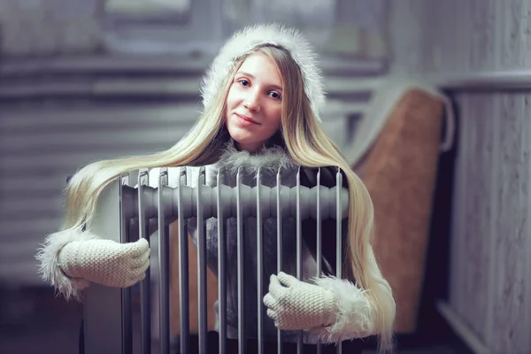 Mulher de cabelos compridos perto de aquecedor elétrico em casa — Fotografia de Stock
